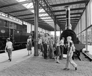 855785 Afbeelding van bezoekers van het Nederlands Spoorwegmuseum (Maliebaanstation) te Utrecht, bij een antieke ...